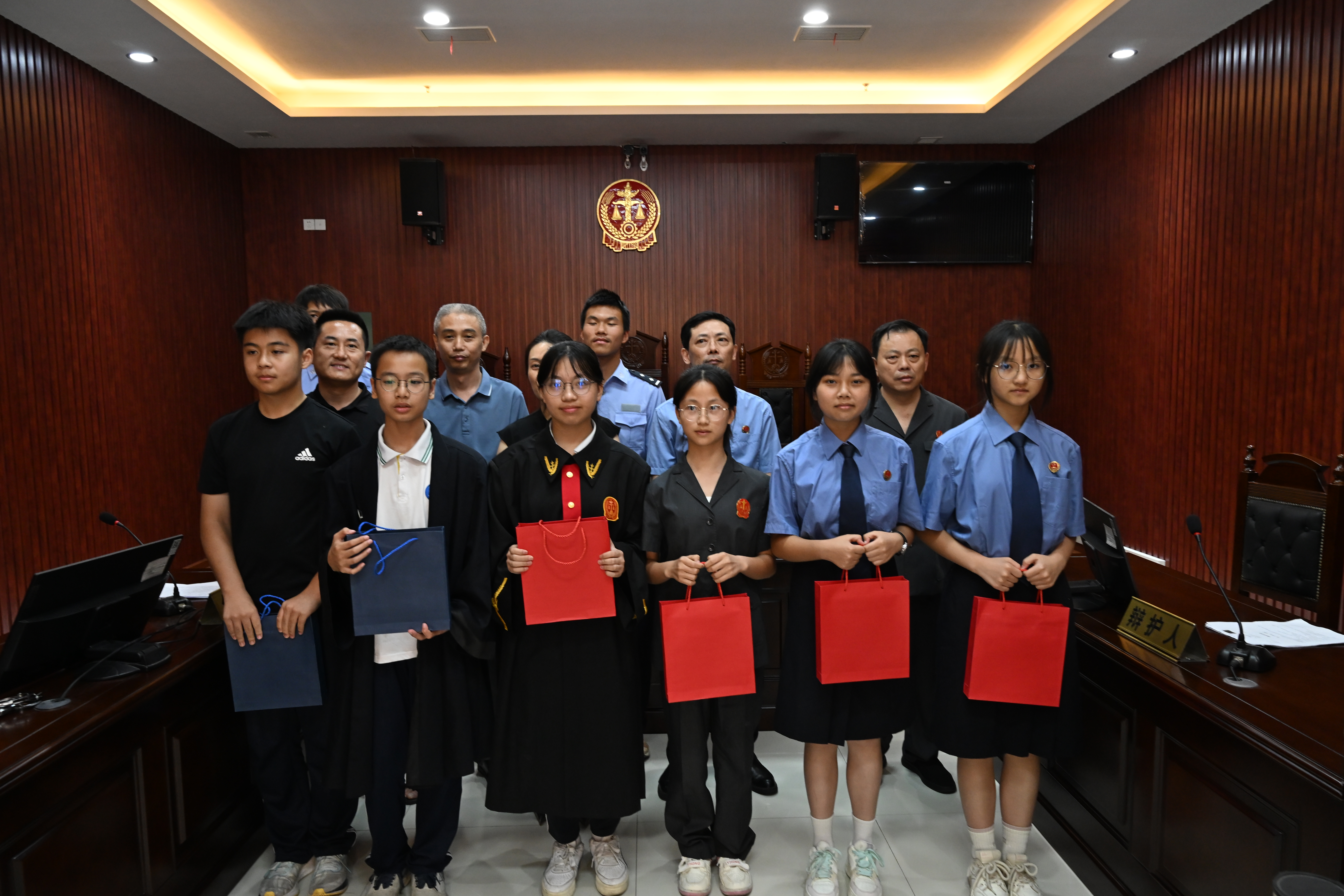 沿滩区检察院少年模拟法庭开庭啦